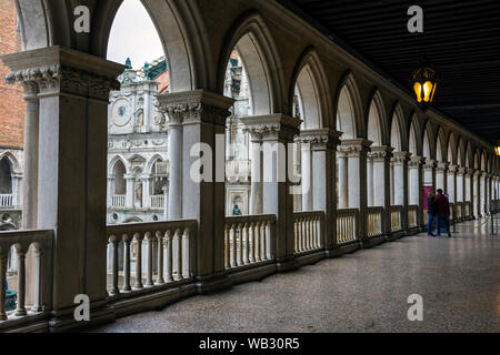 Die obere Arcade mit Blick auf den Innenhof von der Dogenpalast (Palazzo Ducale), Venedig, Italien Stockfoto