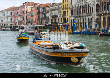 Boote auf dem Canal Grande (Canal Grande), Venedig, Italien Stockfoto