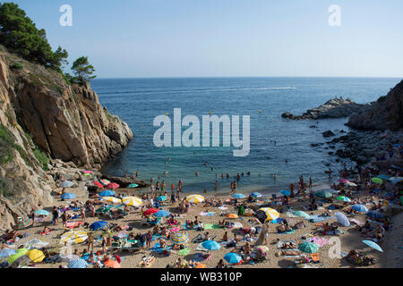 Eine Ansicht aus einem versteckten Strand in Tossa de Mar, Spanien Stockfoto