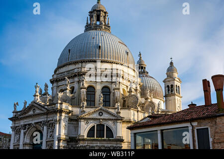 Die Kuppeln der Basilika di Santa Maria della Salute, Venedig, Italien Stockfoto