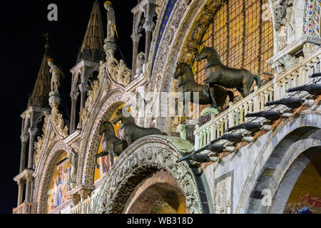 Die Replik vier Pferde von San Marco auf der westlichen Fassade der Basilika di San Marco (St Mark's Basilika) in der Nacht, Markusplatz, Venedig, Italien Stockfoto