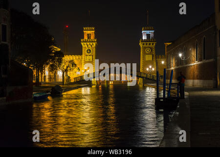 Die Torri dell'Arsenale (Türme des Arsenal) und der Rio dell'Arsenale Kanal von der Fondamenta Arsenale bei Nacht, Venedig, Italien Stockfoto