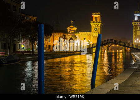 Die Torri dell'Arsenale (Türme des Arsenal) und der Rio dell'Arsenale Kanal von der Fondamenta Arsenale bei Nacht, Venedig, Italien Stockfoto