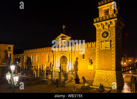 Die Wände des Arsenale am Campo de L'Arsenale, vom Ponte de l'Arsenal o del Paradiso Bridge bei Nacht, Venedig, Italien Stockfoto