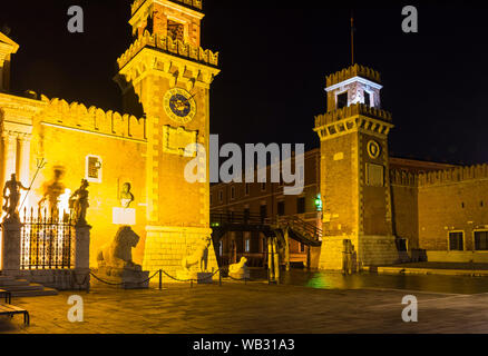 Die Torri dell'Arsenale (Türme des Arsenal) und der Rio dell'Arsenale Kanal aus dem Campo de L'Arsenale bei Nacht, Venedig, Italien Stockfoto