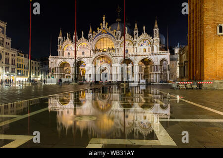 Der Westen Fassade der Basilika di San Marco (St Mark's Basilika) nachts während der Acqua Alta (hohe Wasser) Fall, Markusplatz, Venedig, Italien Stockfoto