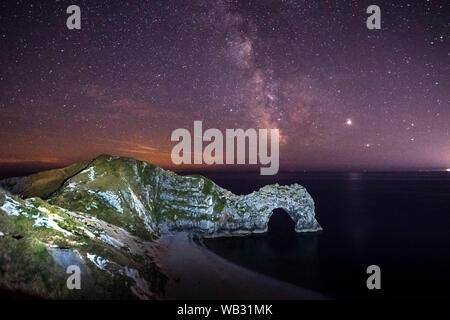 Durdle Door, Lulworth, Dorset, Großbritannien. 23. August 2019. UK Wetter: Die Milchstraße erstrahlt in den klaren Nachthimmel über dem Kalkstein sea Arch von Durdle Door auf der Dorset Jurassic Coast. Foto: Graham Jagd-/Alamy leben Nachrichten Stockfoto