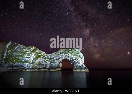 Durdle Door, Lulworth, Dorset, Großbritannien. 23. August 2019. UK Wetter: Die Milchstraße erstrahlt in den klaren Nachthimmel über dem Kalkstein sea Arch von Durdle Door auf der Dorset Jurassic Coast. Foto: Graham Jagd-/Alamy leben Nachrichten Stockfoto