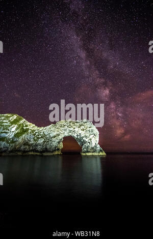 Durdle Door, Lulworth, Dorset, Großbritannien. 23. August 2019. UK Wetter: Die Milchstraße erstrahlt in den klaren Nachthimmel über dem Kalkstein sea Arch von Durdle Door auf der Dorset Jurassic Coast. Foto: Graham Jagd-/Alamy leben Nachrichten Stockfoto