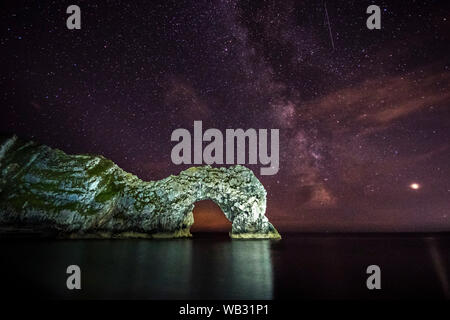 Durdle Door, Lulworth, Dorset, Großbritannien. 23. August 2019. UK Wetter: Die Milchstraße erstrahlt in den klaren Nachthimmel über dem Kalkstein sea Arch von Durdle Door auf der Dorset Jurassic Coast. Foto: Graham Jagd-/Alamy leben Nachrichten Stockfoto