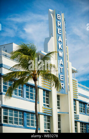 MIAMI - 15. SEPTEMBER 2018: eine Palme ergänzt die Rationalisierung der Moderne architektonische Stil des Art Deco Breakwater Hotel am Ocean Drive. Stockfoto