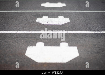 Parkplatz Symbol für Elektroautos, Ladestationen in Köln, Deutschland. Stockfoto