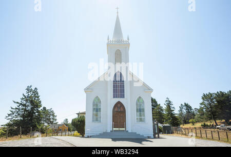 Bodega Bay, CA, USA - 11. August 2019: Blick auf den berühmten St. Teresa von Avila Kirche in den 1953 Film Alfred Hitchcocks "Die Vögel" Stockfoto