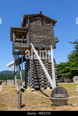 Fort Ross, CA - 12. August 2019: einen Blick auf eine moderne Kopie einer russischen Windmühle bei Fort Ross gebaut. Diese Mühlen waren die Ersten, die in Kalifornien zu verwenden Stockfoto