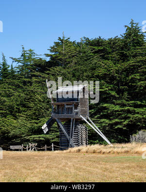 Fort Ross, CA - 12. August 2019: einen Blick auf eine moderne Kopie einer russischen Windmühle bei Fort Ross gebaut. Diese Mühlen waren die Ersten, die in Kalifornien zu verwenden Stockfoto