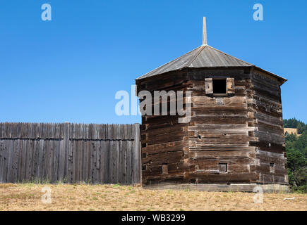 Fort Ross, CA - 12. August 2019: ein Blick auf Fort Ross Südosten Blockhaus und hölzerne Wand die erste und einzige russische Siedlung zu schützen Ich Stockfoto
