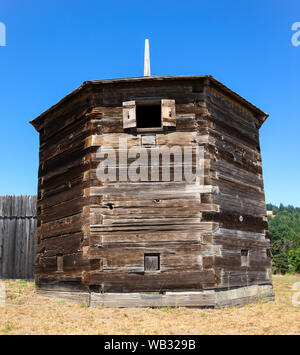 Fort Ross, CA - 12. August 2019: ein Blick auf Fort Ross Südosten Blockhaus und hölzerne Wand die erste und einzige russische Siedlung zu schützen Ich Stockfoto