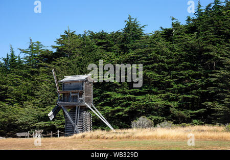 Fort Ross, CA - 12. August 2019: einen Blick auf eine moderne Kopie einer russischen Windmühle bei Fort Ross gebaut. Diese Mühlen waren die Ersten, die in Kalifornien zu verwenden Stockfoto