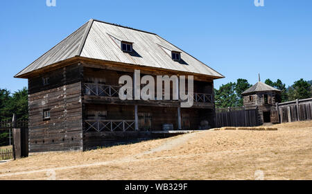 Fort Ross, CA - 12. August 2019: Ein Blick auf die zwei-stöckige russisch-amerikanischen Unternehmen Lager oder Magasin am Fort Ross, Kalifornien. Es funktionierte sowohl ein Stockfoto