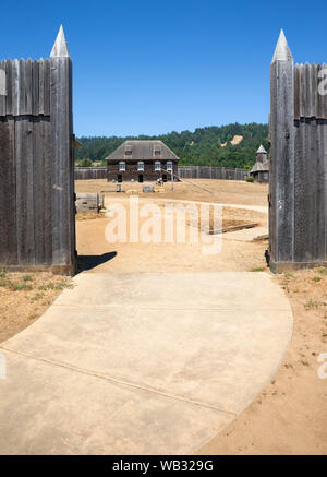 Fort Ross, CA - 12. August 2019: ein Blick auf Fort Ross defensive hölzerne Mauer gebaut um 1815 die russische Siedlung zu schützen. Fort Ross, in entfernt Stockfoto