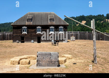 Fort Ross, CA - 12. August 2019: Ein Blick auf die Kuskov Haus am Fort Ross. Es war die Residenz von Ivan Alexandrowitsch Kuskov, die Ross in Cali gegründet. Stockfoto