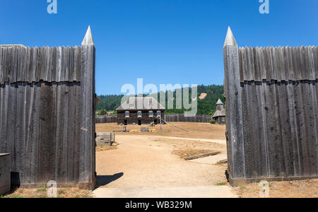 Fort Ross, CA - 12. August 2019: ein Blick auf Fort Ross defensive hölzerne Mauer gebaut um 1815 die russische Siedlung zu schützen. Fort Ross, in entfernt Stockfoto