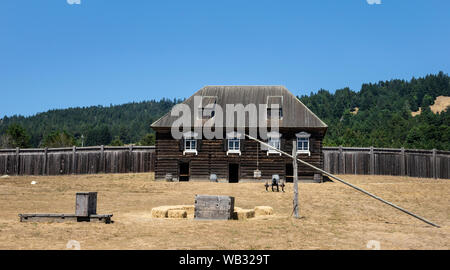 Fort Ross, CA - 12. August 2019: Ein Blick auf die Kuskov Haus am Fort Ross. Es war die Residenz von Ivan Alexandrowitsch Kuskov, die Ross in Cali gegründet. Stockfoto