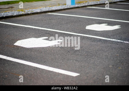 Parkplatz Symbol für Elektroautos, Ladestationen in Köln, Deutschland. Stockfoto