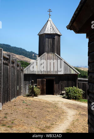 Fort Ross, CA - 12. August 2019: ein Blick auf Fort Ross Kapelle in der Mitte der 1820er Jahre gebaut. Es war das erste russisch-orthodoxe Struktur in Nordamerika outsi Stockfoto