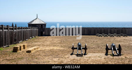 Fort Ross, CA - 12. August 2019: ein Blick auf Fort Ross defensive hölzerne Wände und Südosten Blockhaus, auf dem US-amerikanischen Pazifikküste befindet sich neben dem Präs. Stockfoto