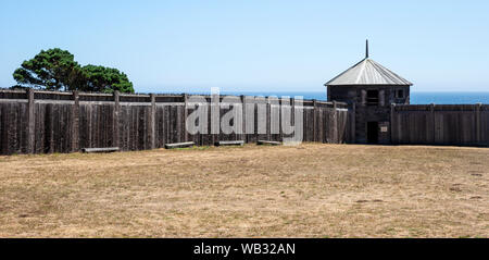 Fort Ross, CA - 12. August 2019: ein Blick auf Fort Ross defensive hölzerne Wände und Südosten Blockhaus, auf dem US-amerikanischen Pazifikküste befindet sich neben dem Präs. Stockfoto