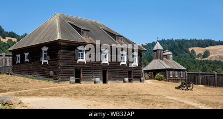 Fort Ross, CA - 12. August 2019: Ein Blick auf die Kuskov Haus und Kapelle am Fort Ross. Das Haus wurde die Residenz von Ivan Alexandrowitsch Kuskov, die fo Stockfoto