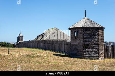 Fort Ross, CA - 12. August 2019: ein Blick auf Fort Ross Nordwesten Blockhaus und hölzerne Wand die erste und einzige russische Siedlung zu schützen Ich Stockfoto
