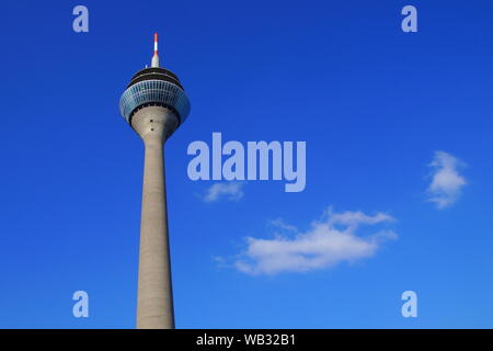 Düsseldorf, Deutschland - 28. Februar 2018: Der Rheinturm (Rheinturm) 240.5 Meter hohe Beton der Telekommunikation oder der Fernsehturm in Düsseldorf. Stockfoto