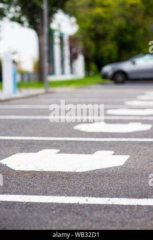 Parkplatz Symbol für Elektroautos, Ladestationen in Köln, Deutschland. Stockfoto