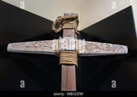 Cabra, Spanien - 19. Mai 2019: Römische Anker mit original führen und Holz- schaft. Detail auf Lager. Cabra Archäologische Museum, Cordoba Stockfoto