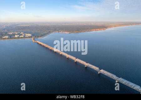 Lange "Imperial" Brücke über die Wolga in Perm, Russland Antenne hohen Winkel betrachten. Stockfoto