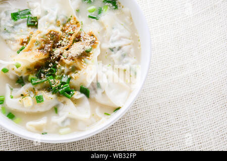 Wan-tan-Suppe mit Frühlingszwiebeln in einer weißen Schüssel serviert, selektiver Fokus Stockfoto