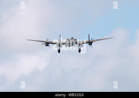 Ein Schwanz Ansicht der Avro Lancaster, die zu der Schlacht von Großbritannien Memorial Flight. Das Flugzeug hat seinem Fahrwerk nach unten. Stockfoto