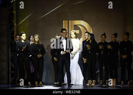 Valencia, Carabobo, Venezuela. 22 Aug, 2019. August 23, 2019. Fashion Designer Daniel Fabregas (C) mit seiner Arbeit Team grüßt die Öffentlichkeit während der Endrunde der Fashion Show'' zusammen kommen'' von Fashion Designer Daniel Fabregas, der unter seinen 150 Modelle Menschen mit Eigenschaften außerhalb der Normen des internationalen Mode enthalten und der Öffentlichkeit präsentieren konnte die Mischung zwischen herkömmlichen Modellen mit Transsexuelle, groß, mit Down Syndrom, im Rollstuhl und Krücken unterstützt, abgesehen von der Vielfalt der Haut Farben und Rassen. Unter anderem. Die Parade fand an der Hes Stockfoto