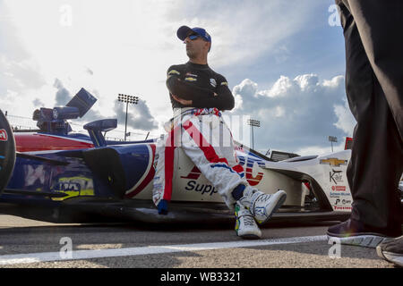 Madison, Wisconsin, USA. 23 Aug, 2019. TONY KANAAN (14) von Salvador, Brasilien bereitet sich auf die bommarito Automotive Group 500 bei World Wide Technology Raceway in Madison, Illinois zu qualifizieren. (Bild: © Walter G Arce Sr Schleifstein Medi/ASP) Stockfoto