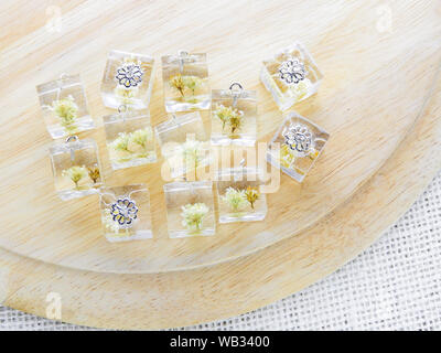 Getrocknete Blumen in kristallklarem Harz Anhänger Halskette, Anhänger mit echten Blumen. Stockfoto