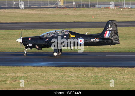 ZF 240, Shorts Tucano T1 von der Royal Air Force betrieben, am Internationalen Flughafen Prestwick, Ayrshire. Stockfoto