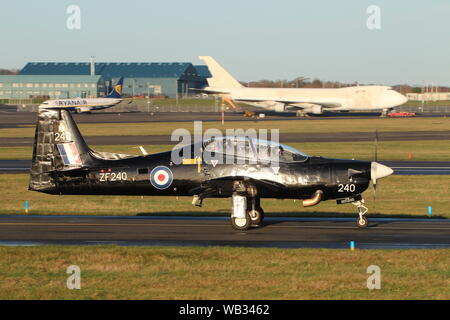 ZF 240, Shorts Tucano T1 von der Royal Air Force betrieben, am Internationalen Flughafen Prestwick, Ayrshire. Stockfoto