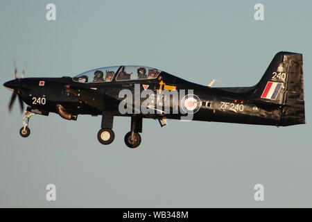 ZF 240, Shorts Tucano T1 von der Royal Air Force betrieben, am Internationalen Flughafen Prestwick, Ayrshire. Stockfoto