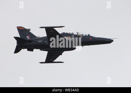 ZK011, eine BAE Systems Hawk T2 von der Royal Air Force betrieben, am Internationalen Flughafen Prestwick, Ayrshire. Stockfoto