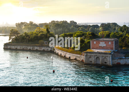 Forte Sant'Andrea auf der Insel Le Vignole, einen kleinen ummauerten Insel außerhalb der Lagune bei Sonnenuntergang, in Venedig, Italien Stockfoto
