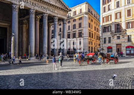 Morgen auf der Piazza della Rotonda als Touristen beginnen auf dem Platz vor dem alten Pantheon und Kutsche wartet auf Touristen zu füllen Stockfoto