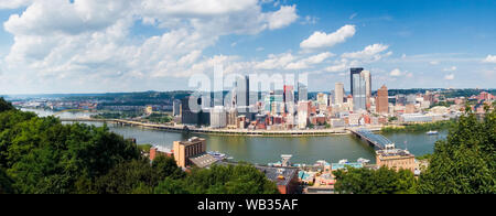 Ein Blick auf die Skyline der Stadt Pittsburgh, Pennsylvania, die entlang den Monongahela Fluss verläuft. Stockfoto