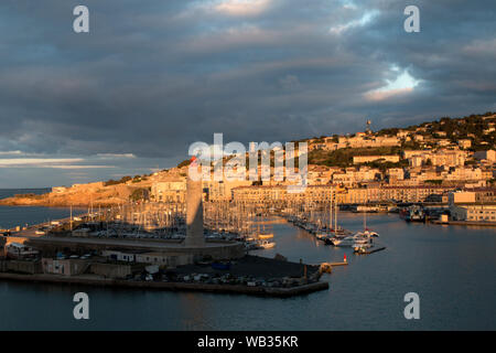 Sunrise Orte ein Leuchten über den Hafen von Sete, Frankreich Stockfoto